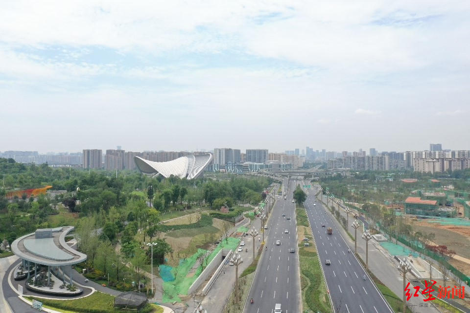 天府大道北延线三环路至围城路段建成通车,途经凤凰山公园,凤凰山体育