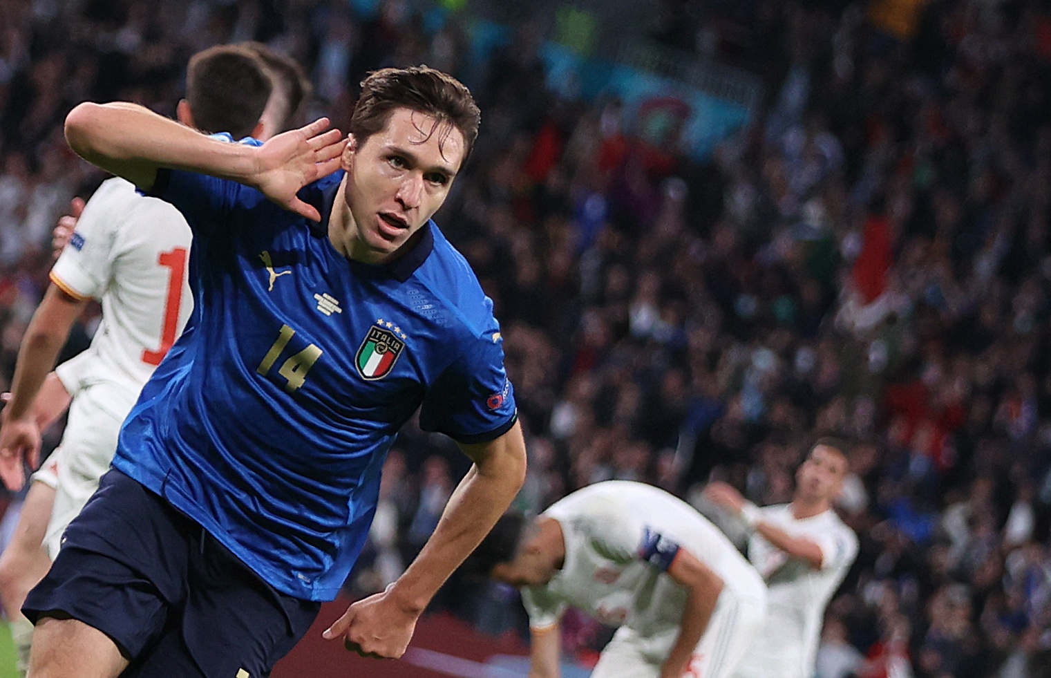 小基耶萨庆祝进球.