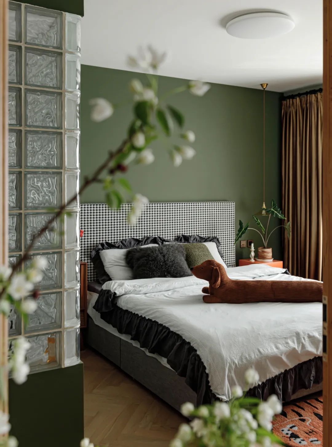 主卧区别与客餐厅墙面的颜色,选用了森林绿,复古又浓郁的绿色拥有让人