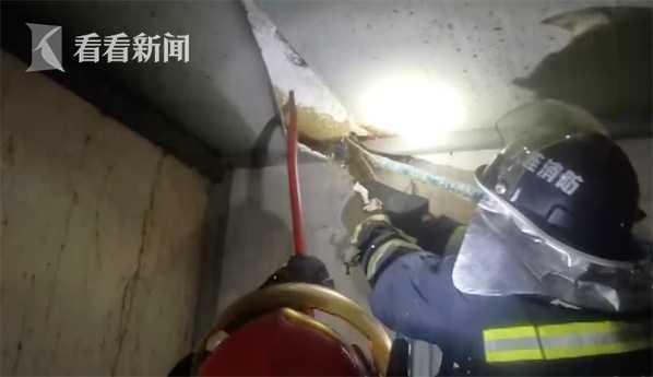 大蛇藏身墙缝，消防员出手“拔”蛇发现它怀孕了休闲区蓝鸢梦想 - Www.slyday.coM