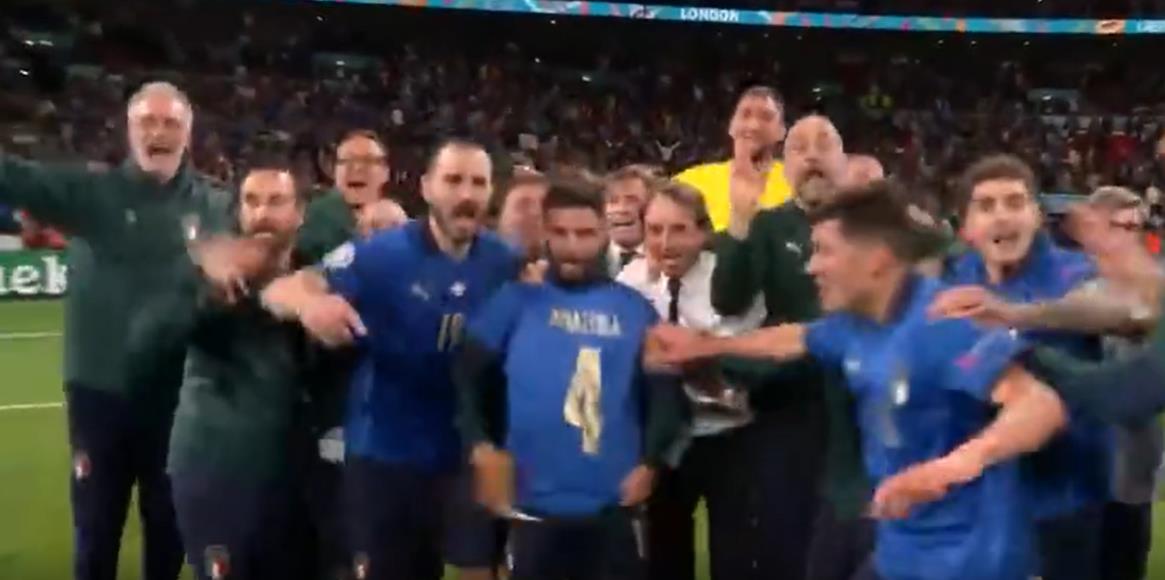 意大利队赛后庆祝时的这一幕感动了无数球迷休闲区蓝鸢梦想 - Www.slyday.coM