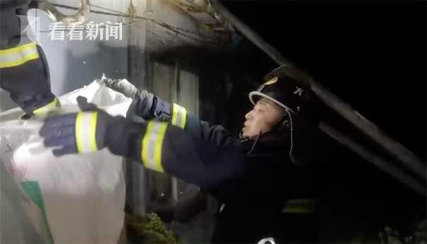 大蛇藏身墙缝，消防员出手“拔”蛇发现它怀孕了休闲区蓝鸢梦想 - Www.slyday.coM