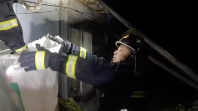 大蛇藏身墙缝，消防员出手“拔”蛇发现它怀孕了休闲区蓝鸢梦想 - Www.slyday.coM