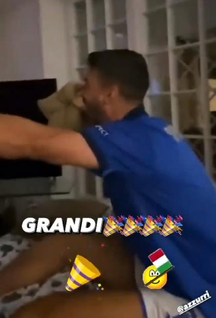 意大利队赛后庆祝时的这一幕感动了无数球迷休闲区蓝鸢梦想 - Www.slyday.coM