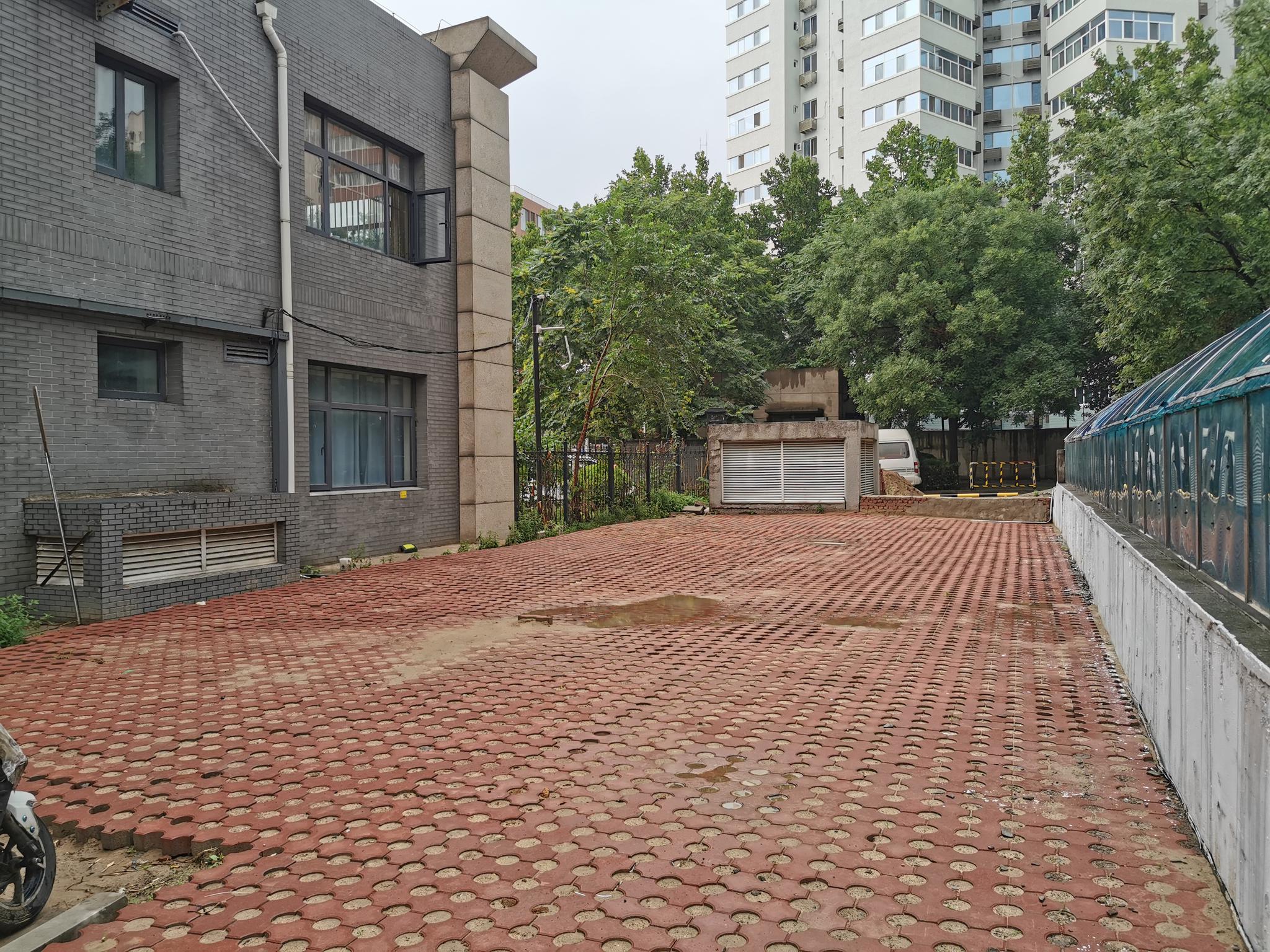 昨天,记者在小区内看到,车棚选址处的空地上,路面硬化工程已经完成.