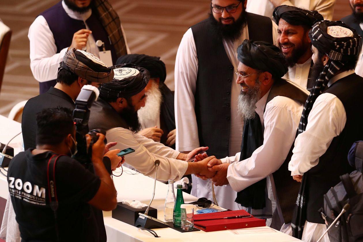 混乱的阿富汗官员坐飞机跑平民沿公路逃政府代表和塔利班在多哈五星