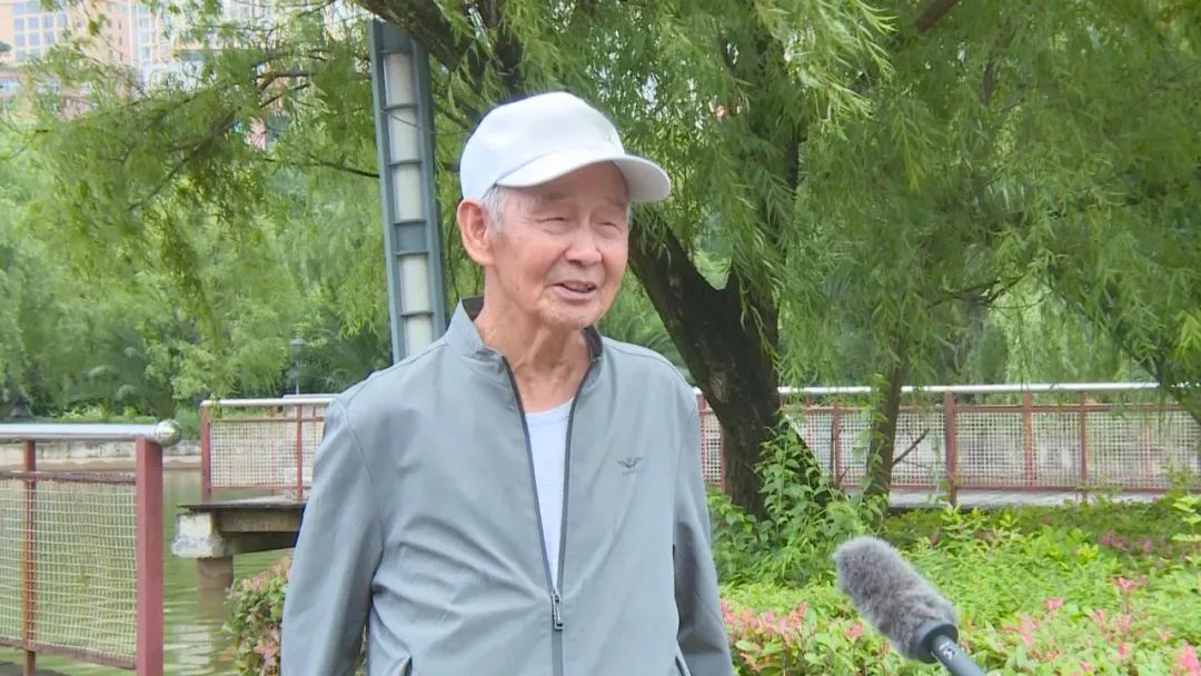 网友:老当益壮,值得敬佩网友纷纷为老人和热心市民点赞91"大家都是