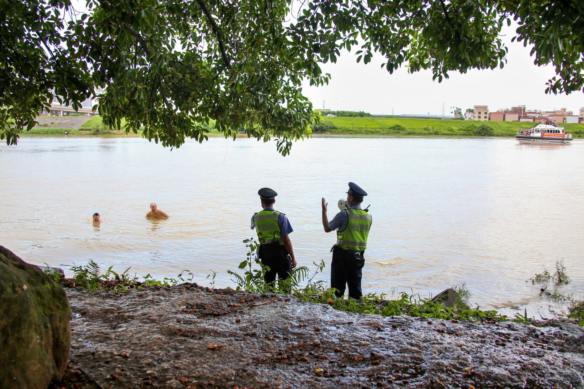 巡逻艇,无人机,岸边民警……佛山市禅城区"海陆空"全方位劝阻野泳