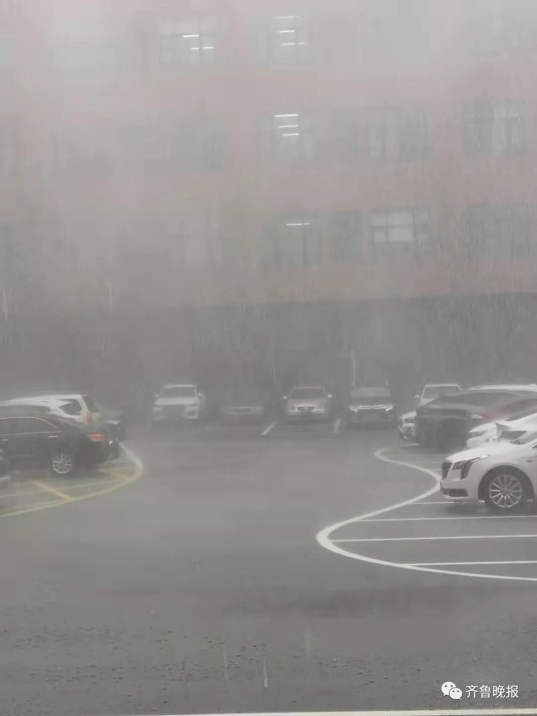 瓢泼大雨冰雹正在下还将有雷电9级大风下班早回家