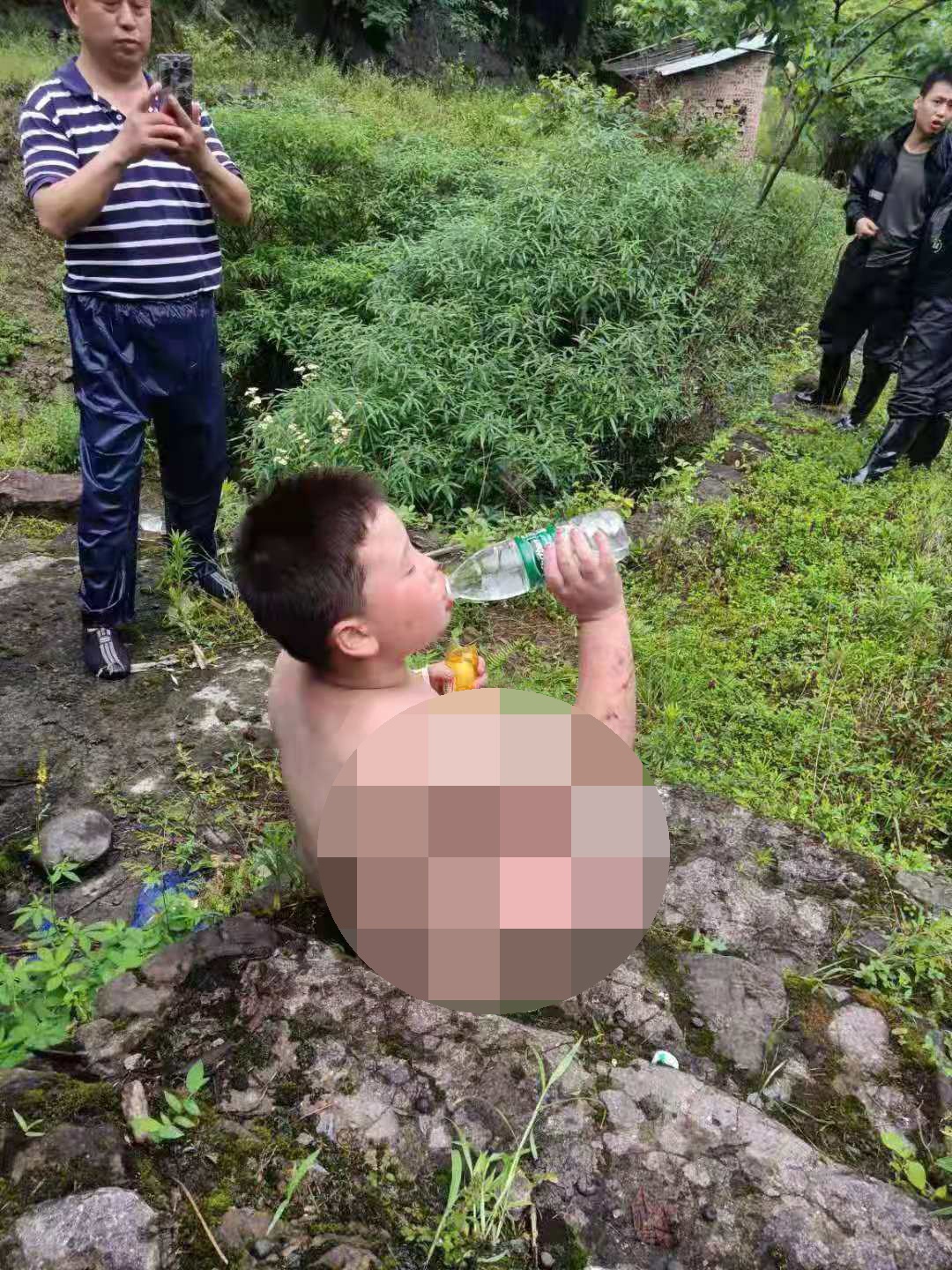 失联被困50个小时后,小文被找到。奉节警方供图