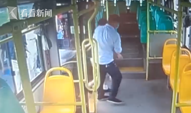 男子跳桥被人死死拽住 公交司机带乘客一拥而上休闲区蓝鸢梦想 - Www.slyday.coM