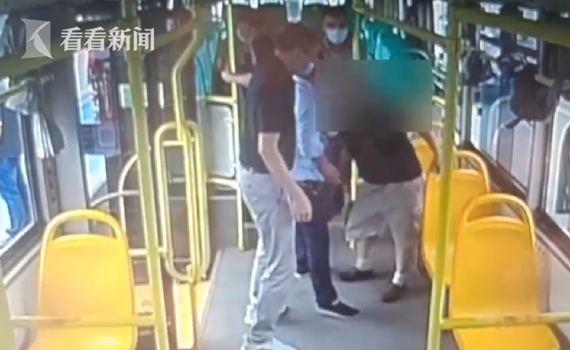 男子跳桥被人死死拽住 公交司机带乘客一拥而上休闲区蓝鸢梦想 - Www.slyday.coM