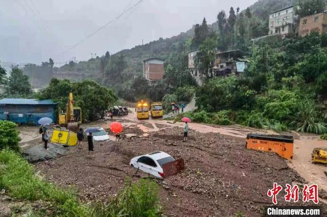 重庆奉节强降雨引发洪水 武警官兵紧急驰援休闲区蓝鸢梦想 - Www.slyday.coM