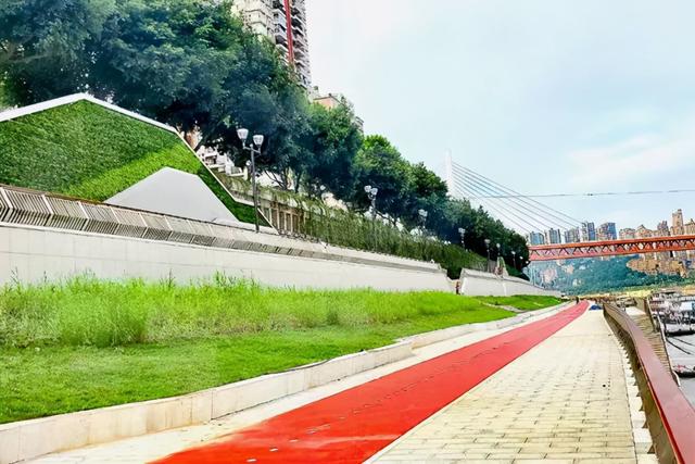 渝中区长滨路,错落有致的步道,绿意盎然的草坪.