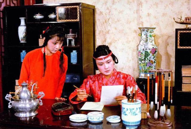 大观园里的人是心知肚明的,比如五十回,大家芦雪厂联即景诗李纨罚宝玉