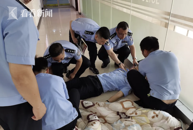 90后反诈民警连续多日高强度工作晕倒在岗位上