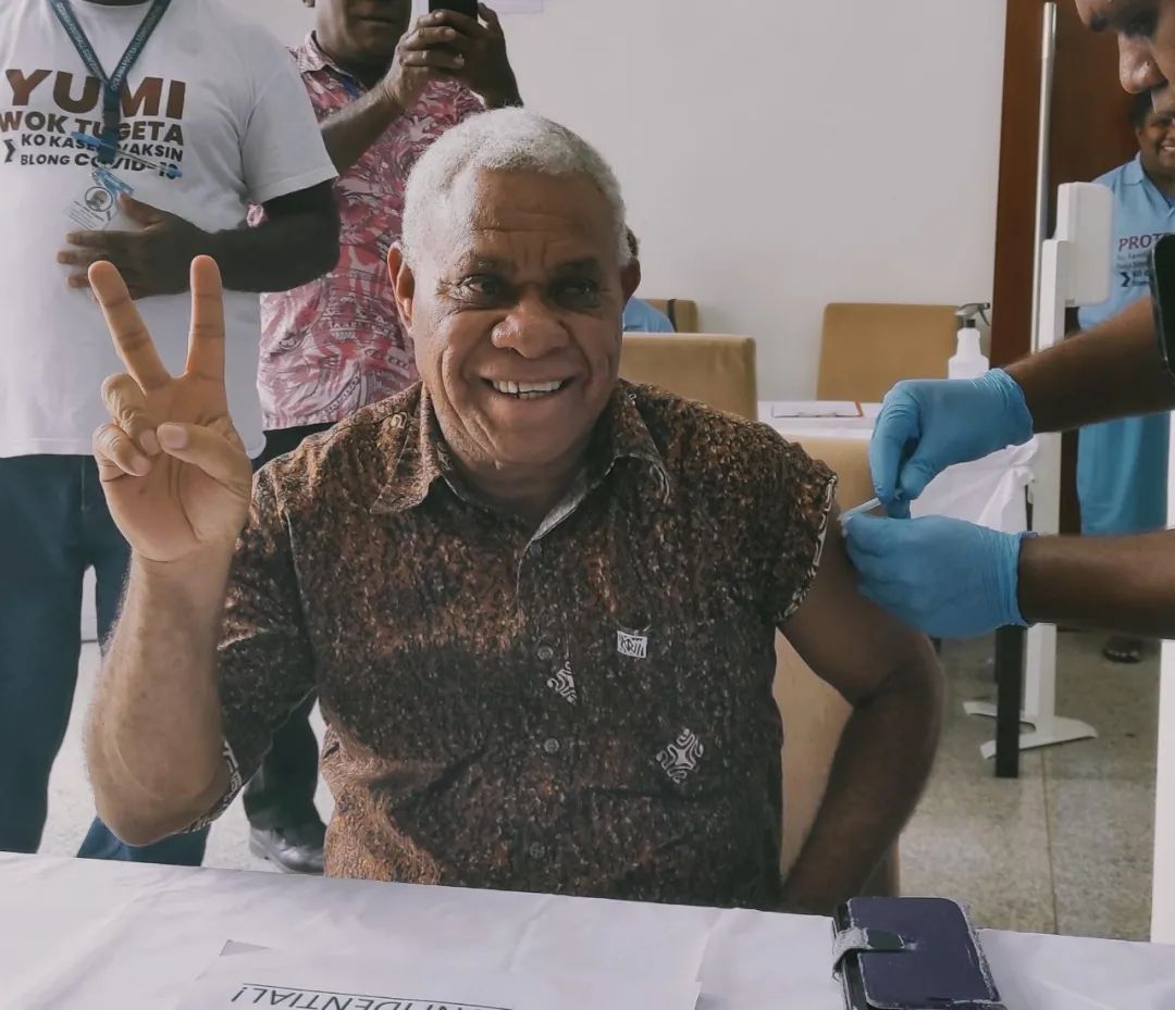 ▲瓦努阿图总理拉夫曼在接种中国产疫苗后，作“V”字手势表示自己感觉很好。（中国驻瓦努阿图使馆网站）