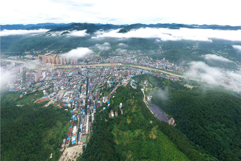 当日,湖北省襄阳市保康县出现云海景观,县城四周群山和山村在云雾中