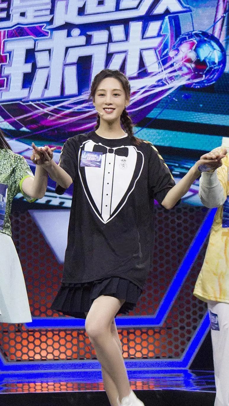 赵圆瑗做客央视综艺谁是超级球迷造型清爽活力解锁更多可能