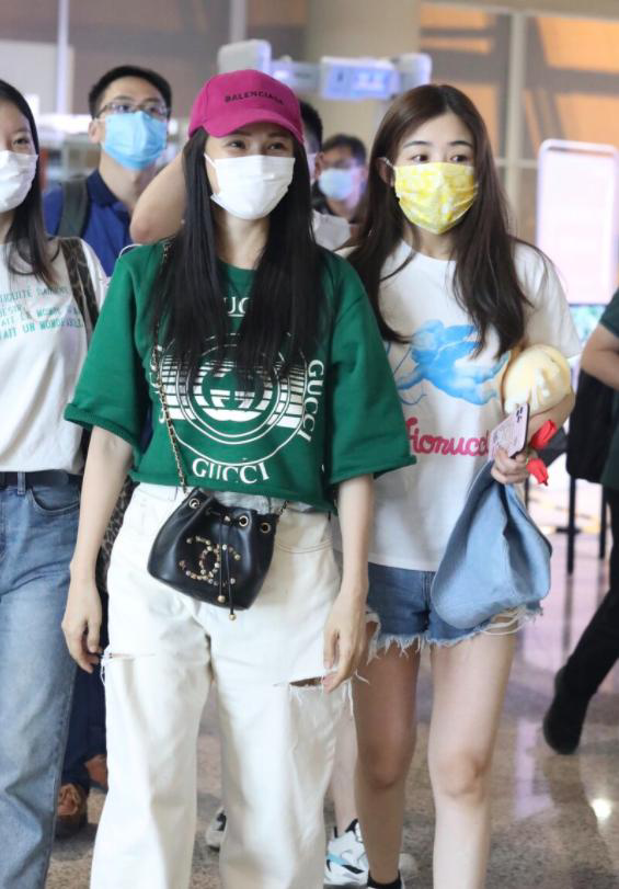 伊能静穿短袖配开口裤现身,和小21岁张含韵同框,两人看着似姐妹