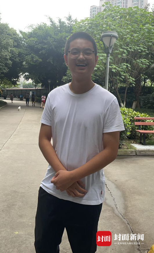 四川第一封高考录取通知书发出！成都七中男生邹朝宇被电子科大录取休闲区蓝鸢梦想 - Www.slyday.coM
