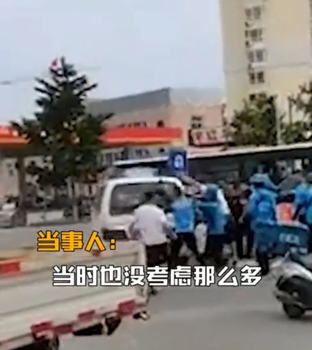 大连：救护车被撞侧翻，16名外卖小哥冲了上去休闲区蓝鸢梦想 - Www.slyday.coM