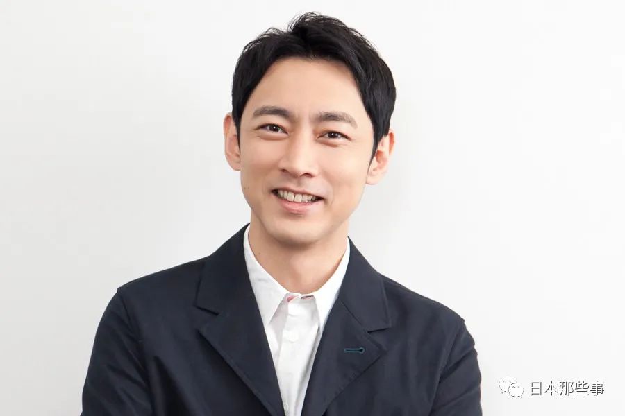 小泉孝太郎大家应该很熟悉了,最近在电视剧里露脸很多,大家也知道他是