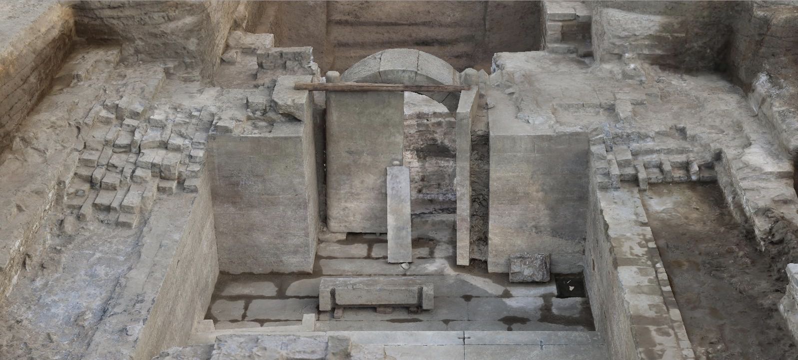 大型墓葬遗迹,经研究确定为清乾隆第三女固伦和敬公主及其后裔园寝