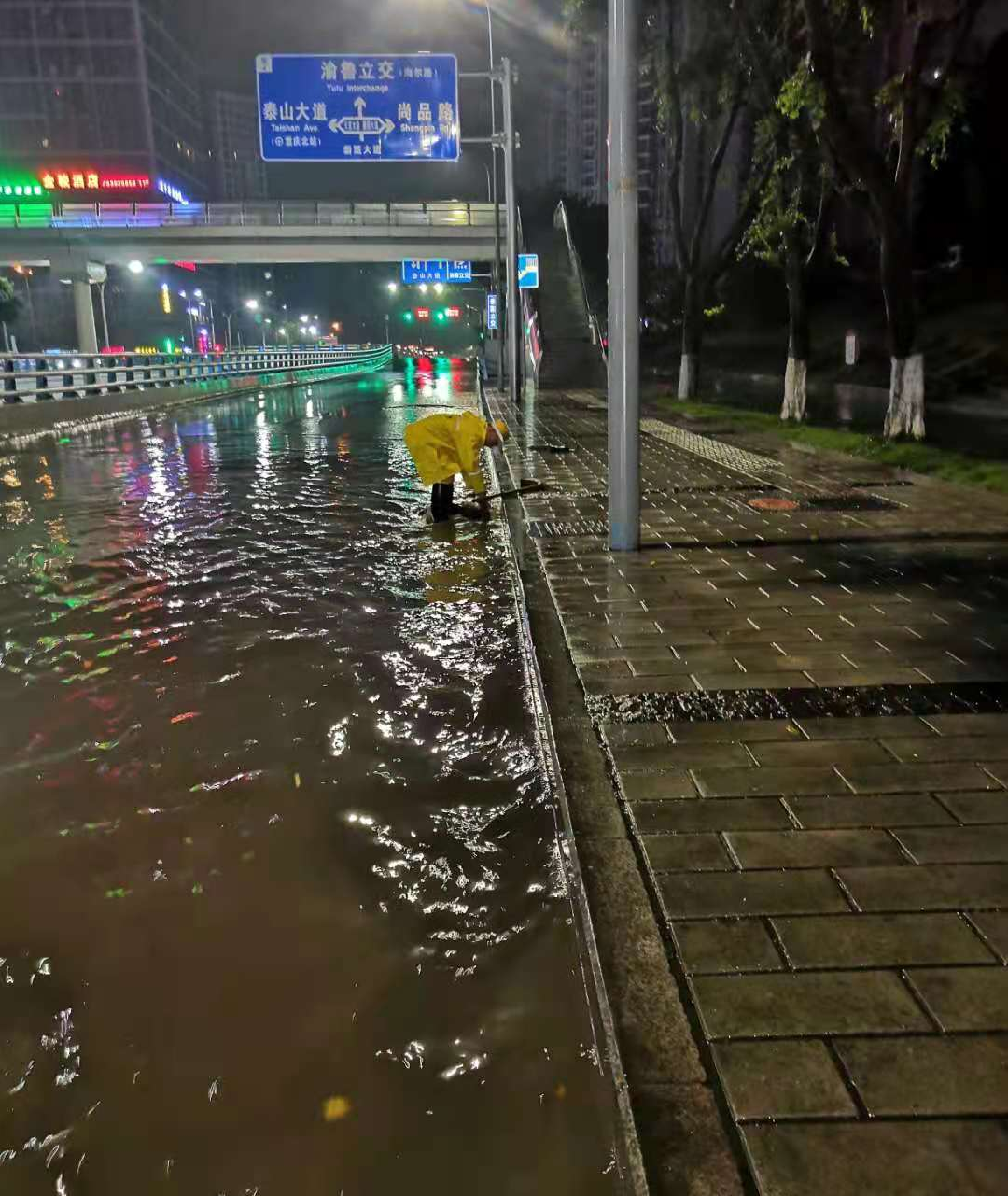抢险人员清理渝北区渝鲁大道路面积水.