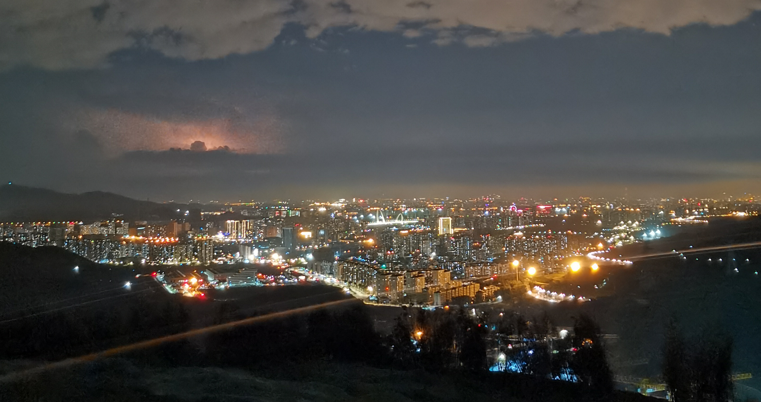 独特角度夜晚山中俯瞰京城雷雨绚丽而神秘