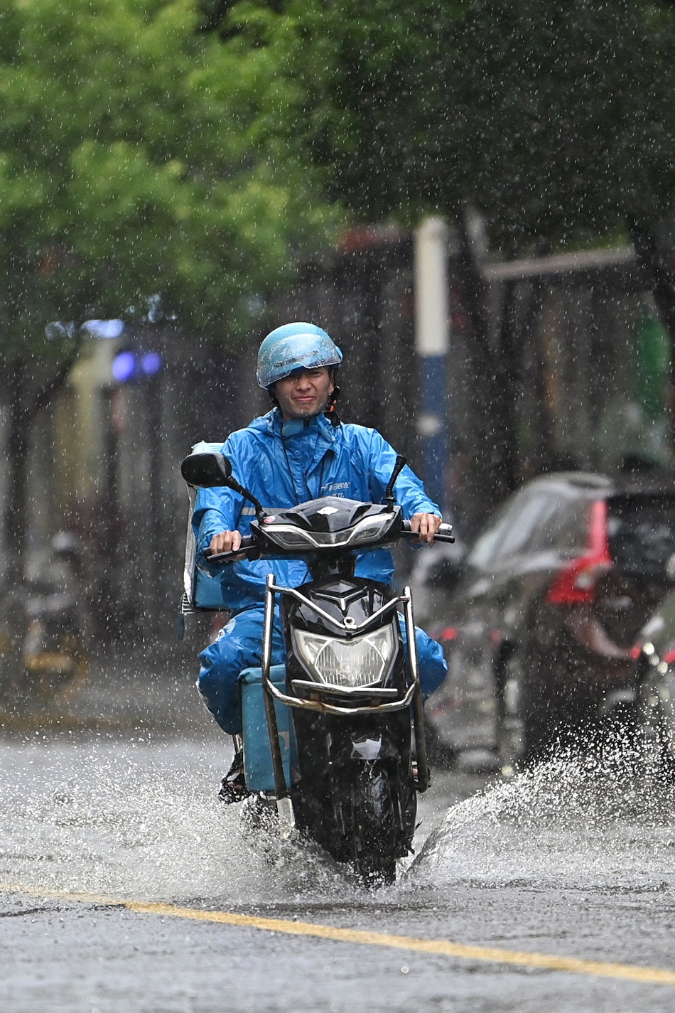 城事｜“三黄”预警：疾风骤雨袭沪！市民提鞋赤脚出行