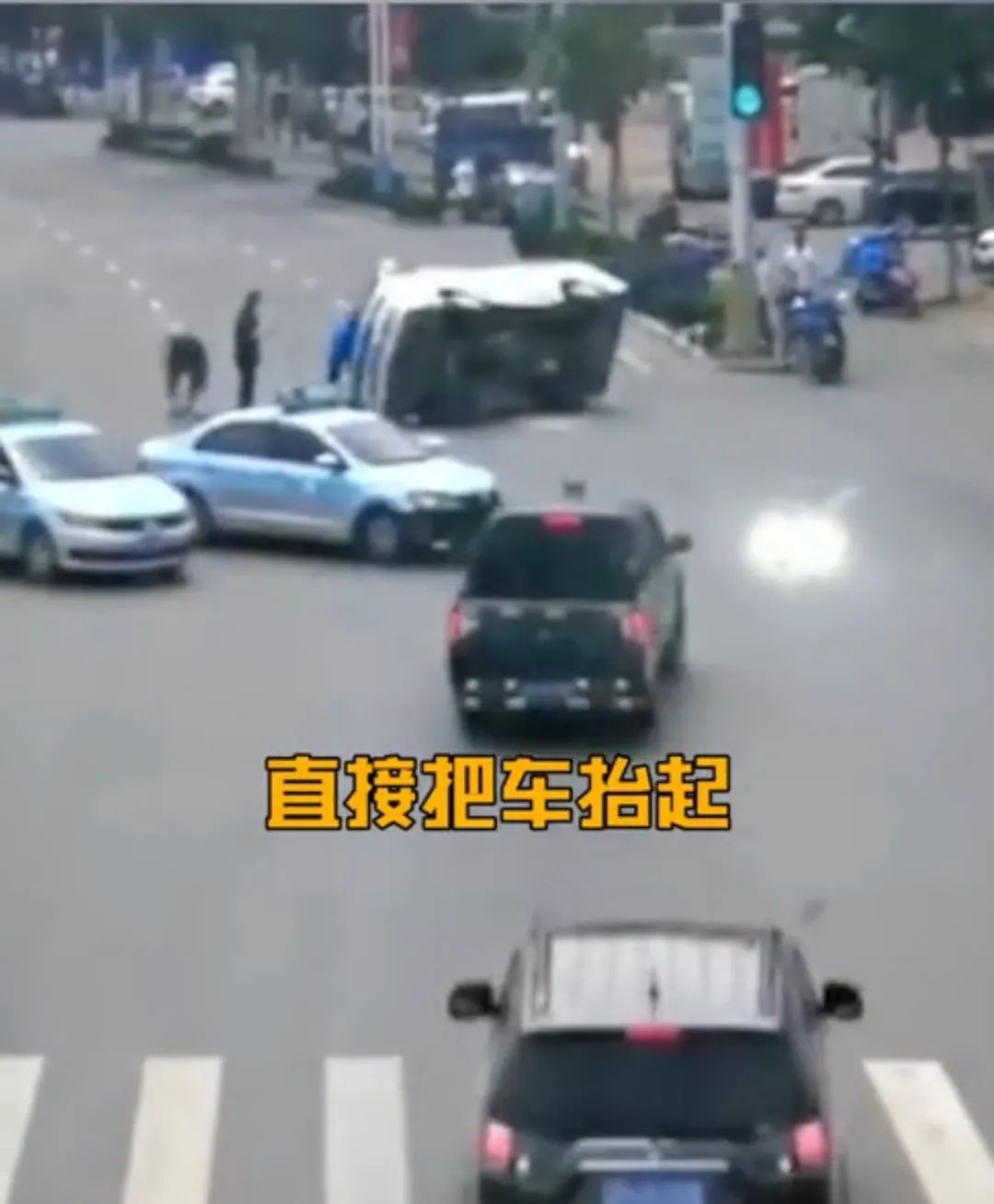 大连：救护车被撞侧翻，16名外卖小哥冲了上去休闲区蓝鸢梦想 - Www.slyday.coM