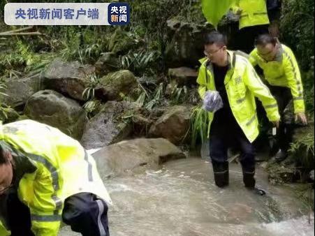 50小时，重庆警方组织乡亲冒雨找回7岁采菌失踪男童