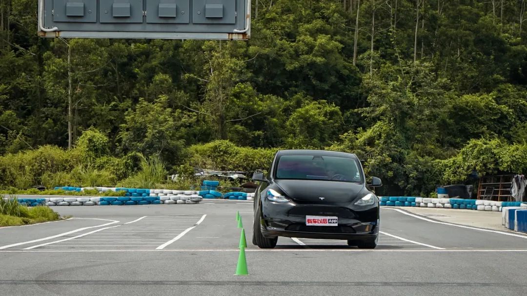 经过测试,搭载米其林pilot sport ev轮胎时的最高绕桩速度为61.