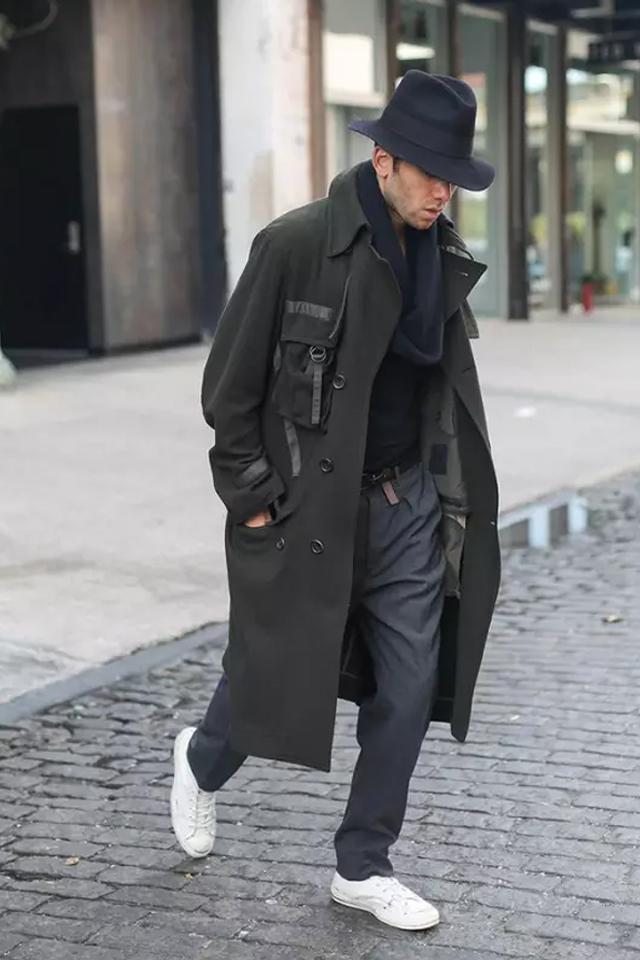 20岁男生都喜欢aj,yeezy,40岁男人穿什么鞋才更高级上档次?