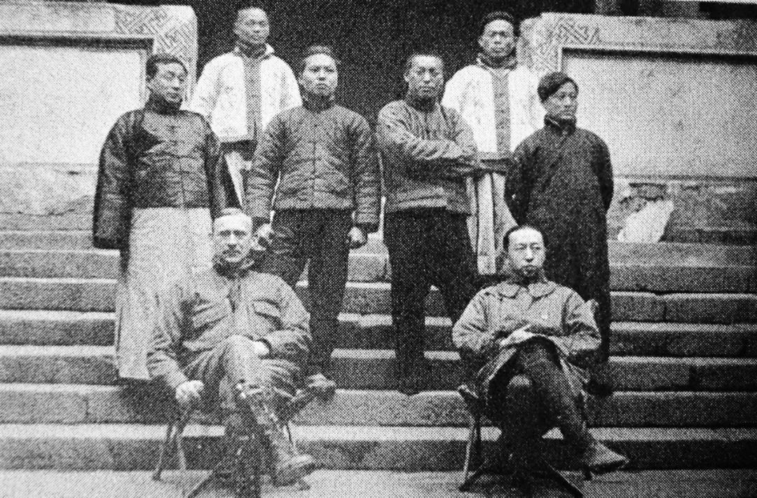 图二葛兰阶和翁文灏(时任地质调查所所长)在盐井沟与发掘人员留影