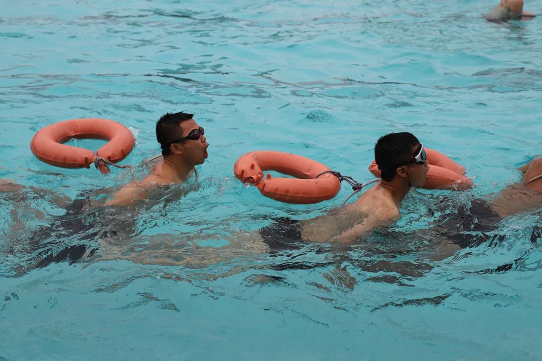 让他们尽快掌握游泳技能通过分步练习的方法教新同志们蹬腿,抱水,换气