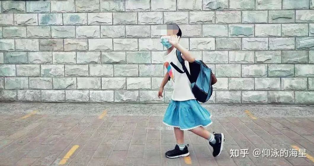 “儿子上学被男同学掀了裙子，大哭一场…”网友吵翻了，父亲这样说