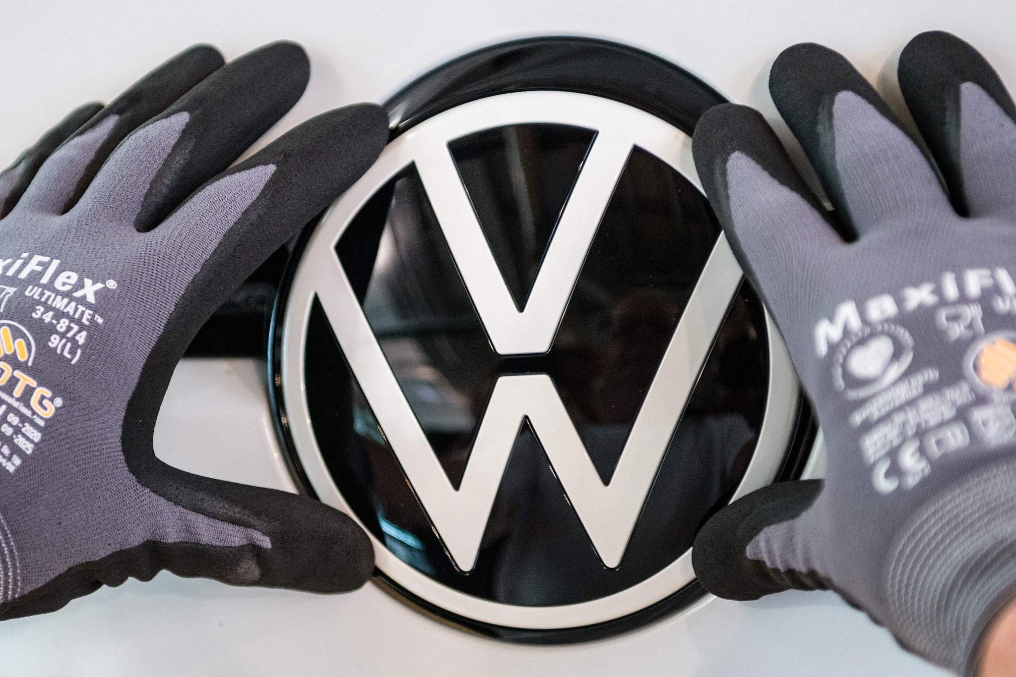 有观点认为,id的logo还是延续的大众"vw",这是大众的"一步臭棋".