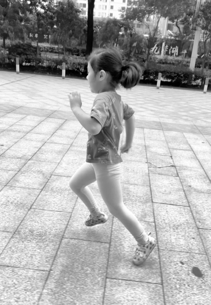 小女孩5岁时因练舞而截瘫爸妈陪她训练，如今她能跑步休闲区蓝鸢梦想 - Www.slyday.coM