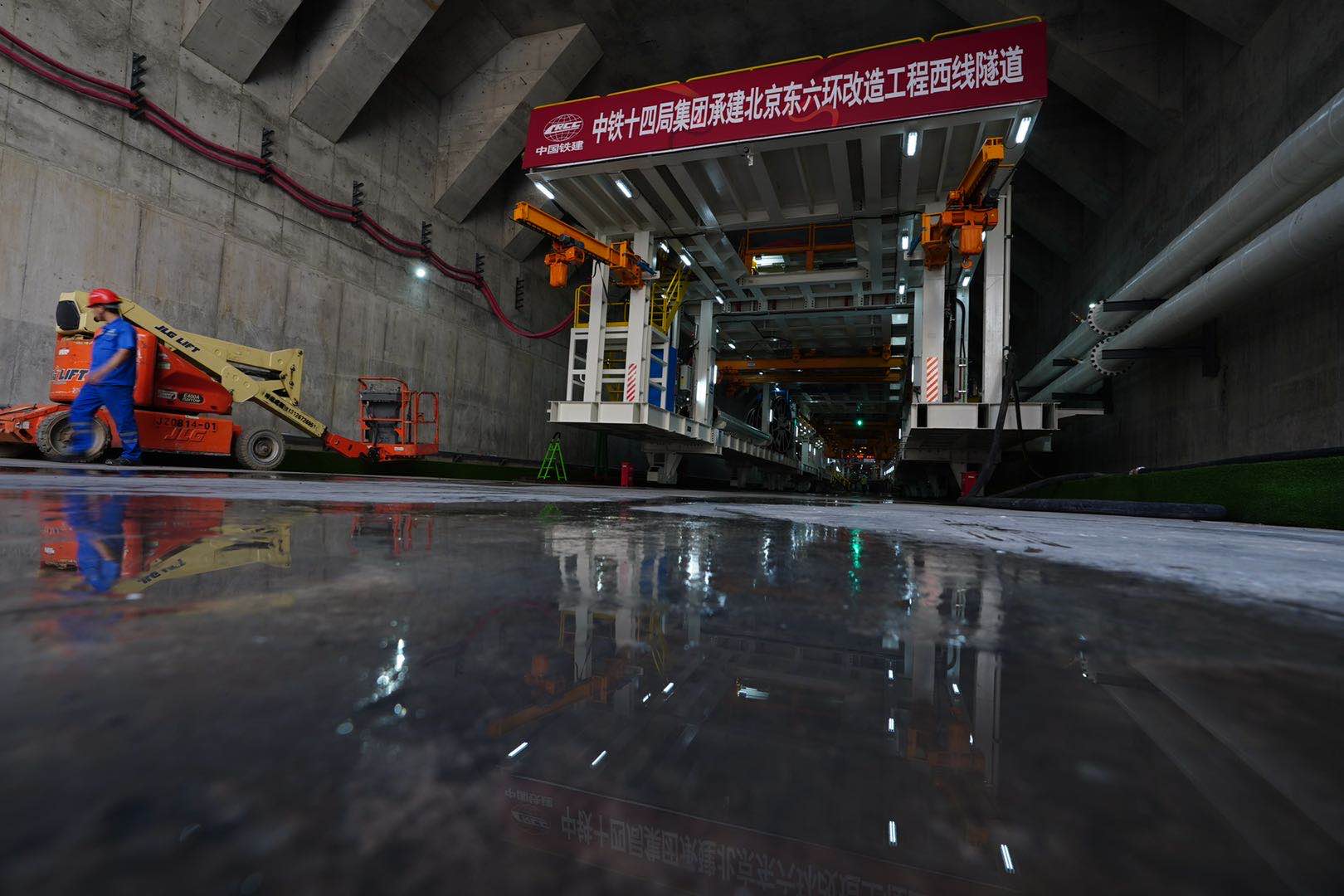工程国产最大直径盾构机"京华号"盾构机顺利出发,开启了为期2年的地下