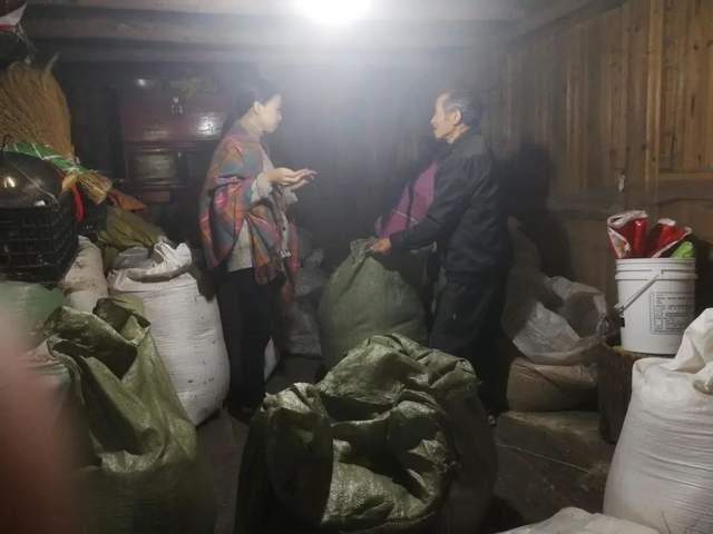 山里的美女老板:不惧流言种田腌酱菜 一年卖出1000万(图2) 山里的美女老板:不惧流言种田腌酱菜 一年卖出1000万(图2)