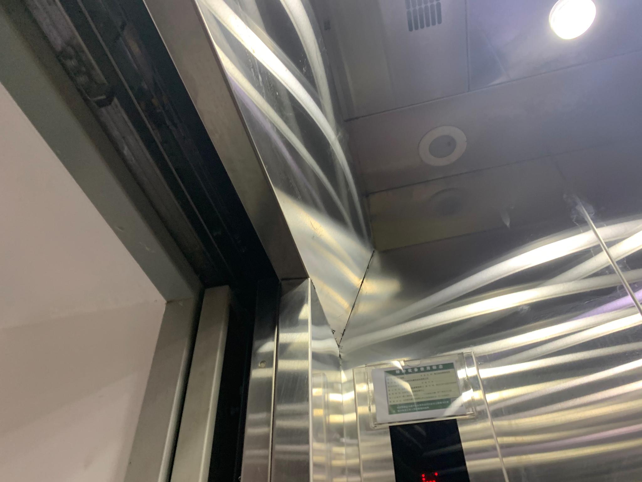 神操作!老楼天井里量身定制专属电梯