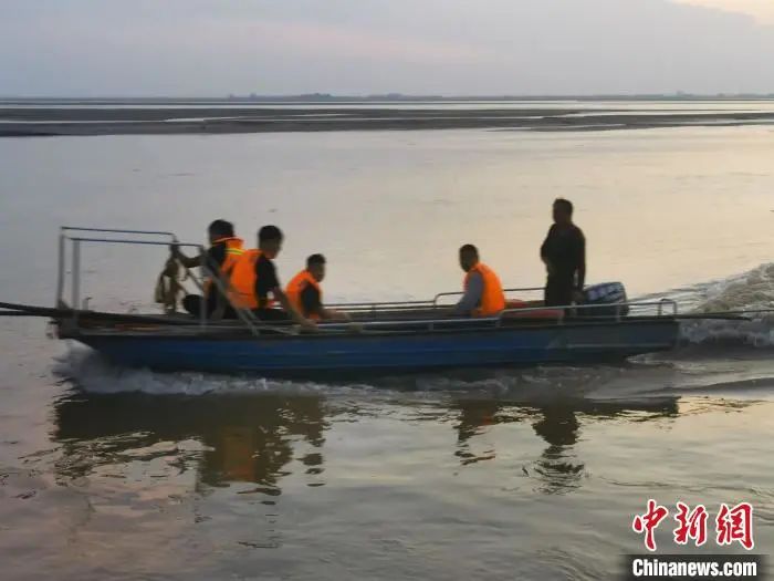 山西永济黄河滩学生落水搜救现场。高瑞峰 摄
