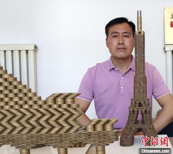 不用胶水 全靠力学:河北农民用硬币垒出世界名筑