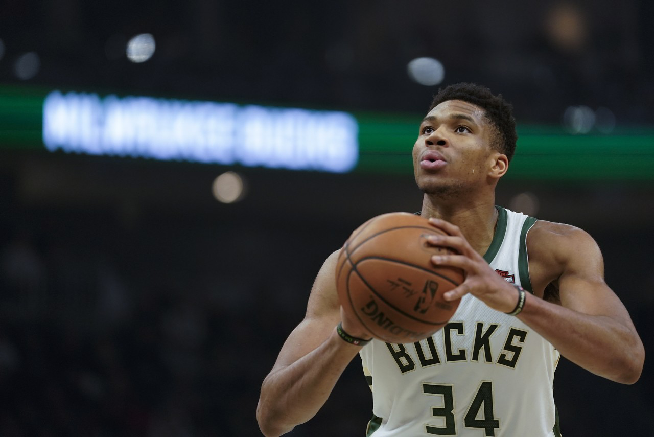 字母哥季后赛前三轮每次罚球均用时13秒 总决赛均用