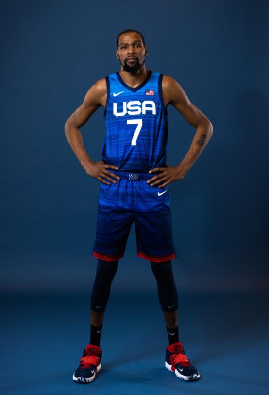 美国男篮公布定妆照,杜兰特领衔,布克3人缺席