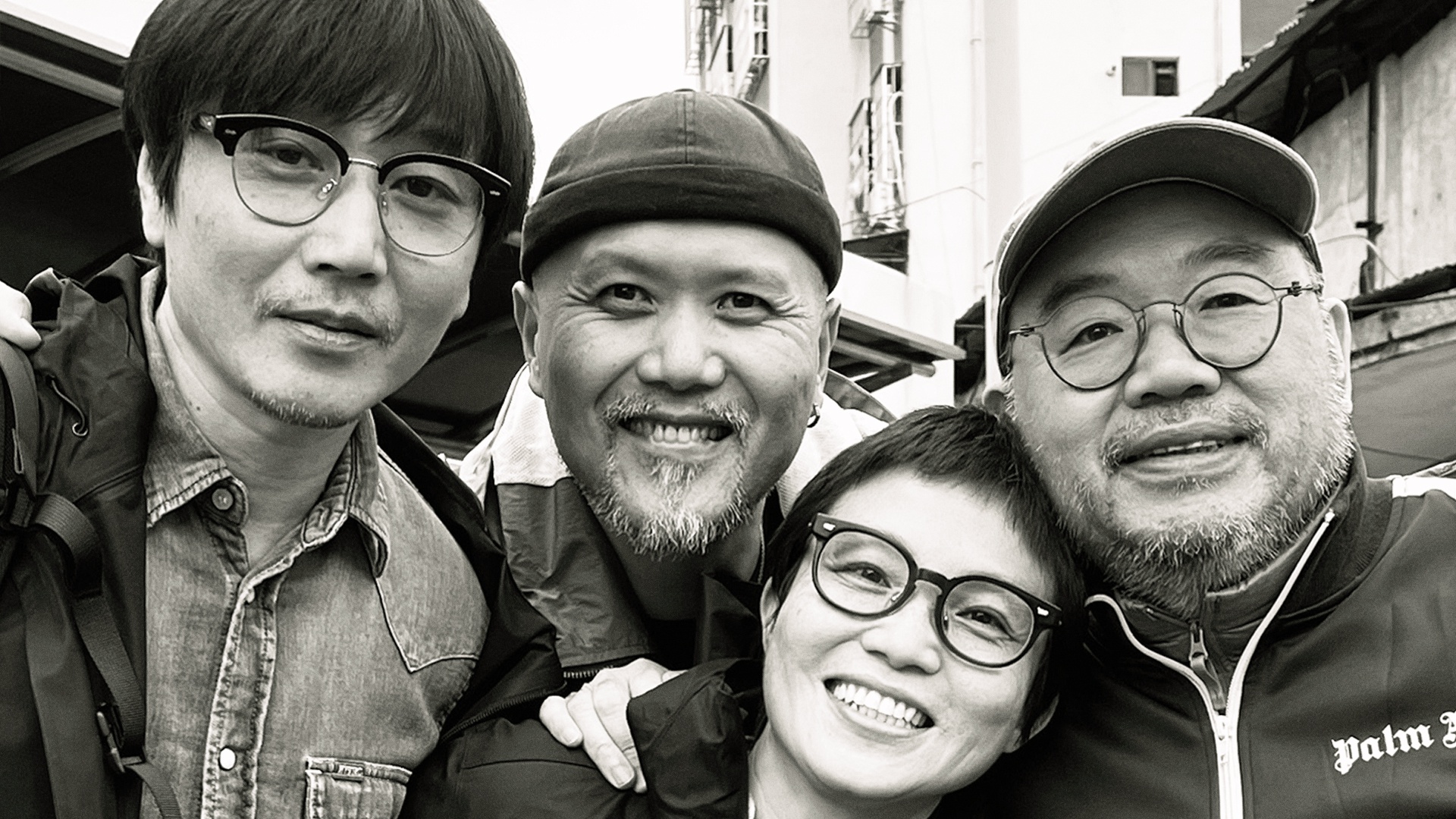 音乐总监张亚东、海报设计师黄海、摄影指导余静萍与导演张一白合照。