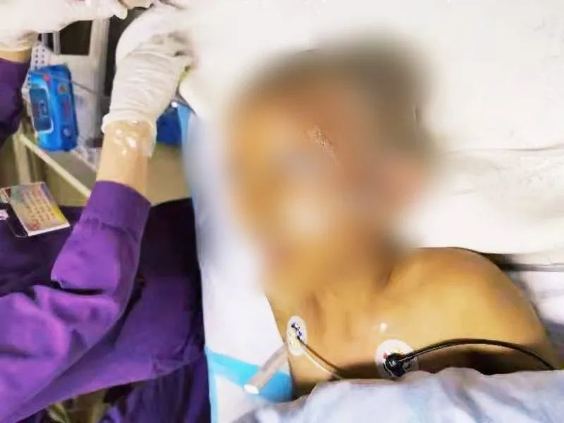 东莞一母亲竟用农药给女儿焗头驱虱，导致女儿中毒后命悬一线！休闲区蓝鸢梦想 - Www.slyday.coM