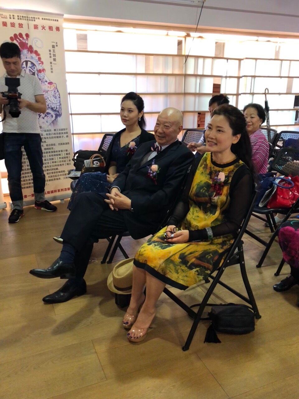 连何赛飞也不真实58岁的脸又白又没皱纹但美颜了也难掩老态